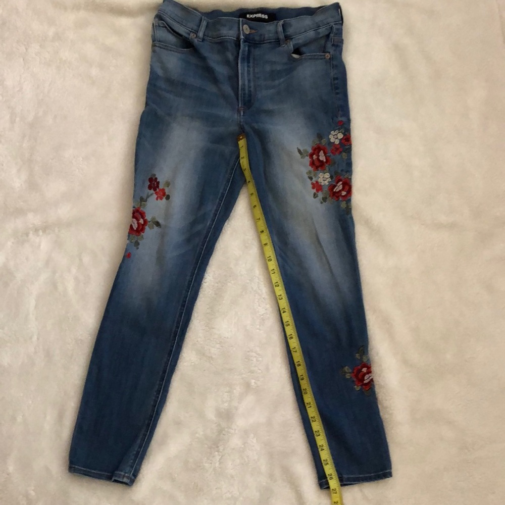 Express Women’s Size 8 High Rise jeans.